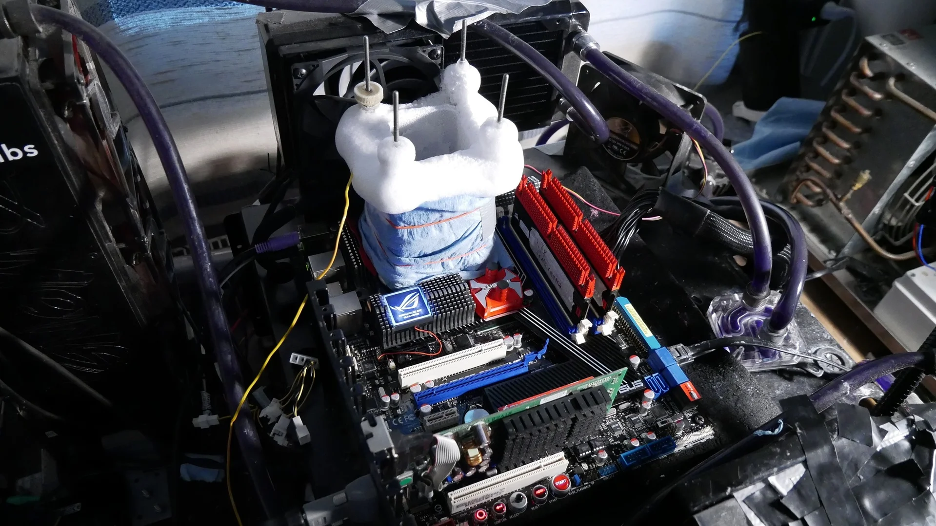 Luumi pushes Core 2 Duo E8600 to a record-breaking 6930 MHz