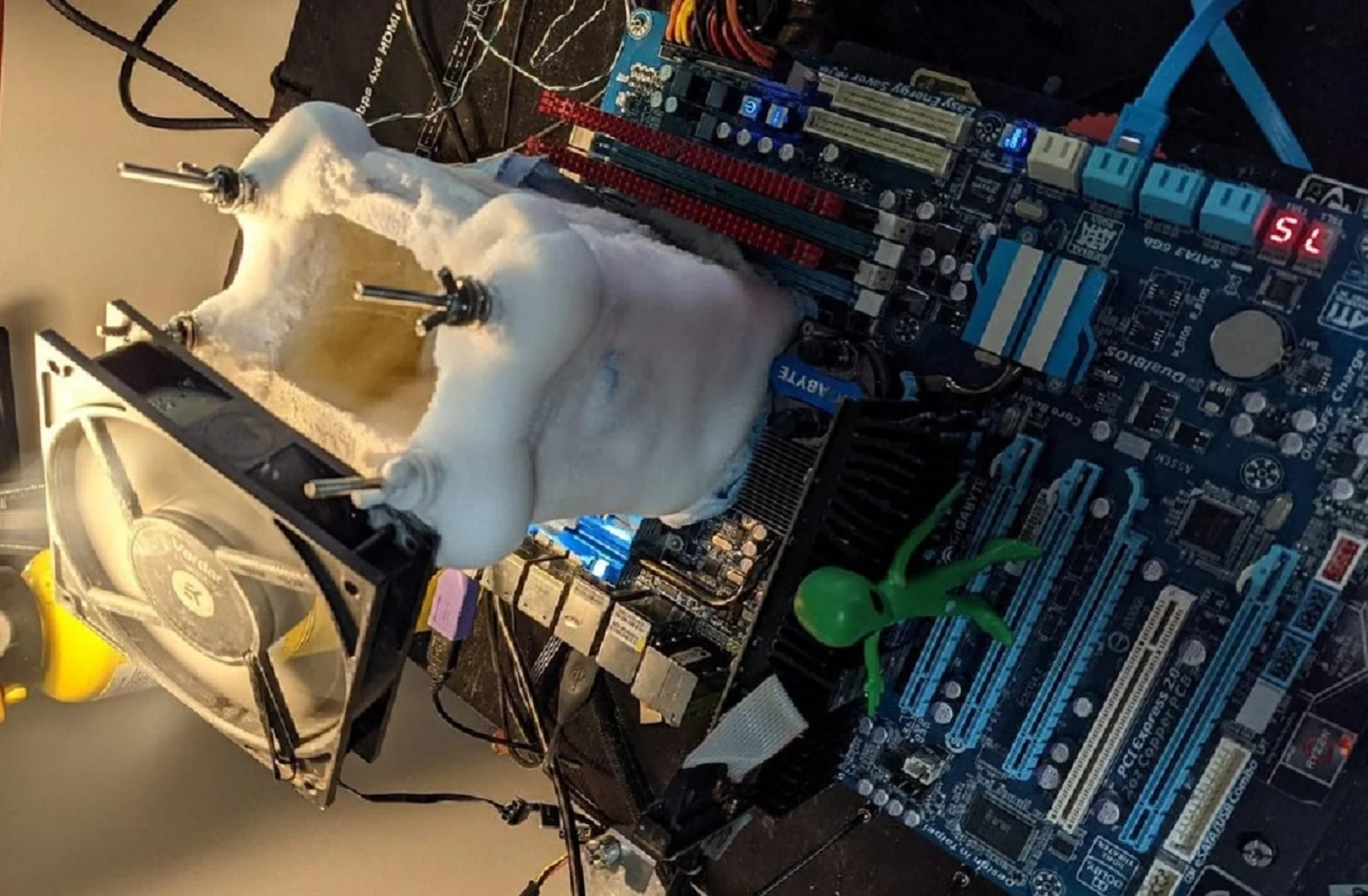 6699MHz: Unityofsaints clocks a new Phenom II X2 555 BE record