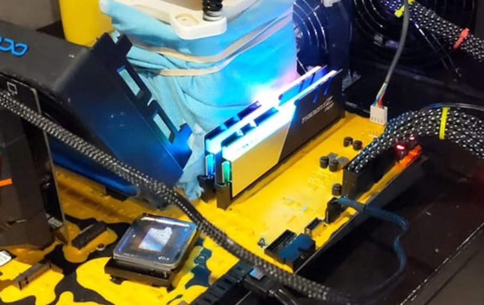 Overclocked Core i9-10900KF hits 7337 MHz, Splave sets Geekbench4 single-core world record