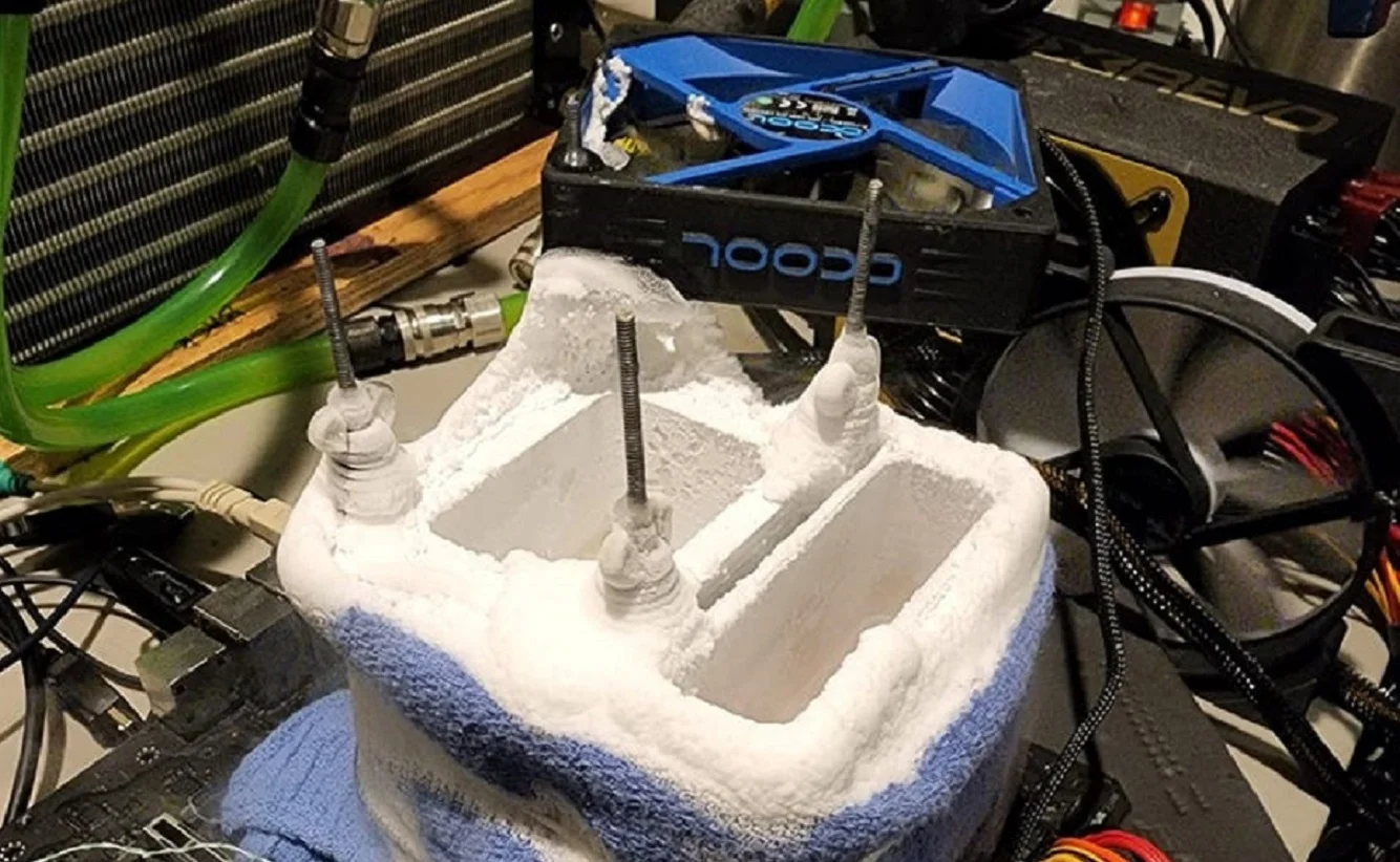Core i9-12900K at 6800 MHz: Splave breaks his own record again!